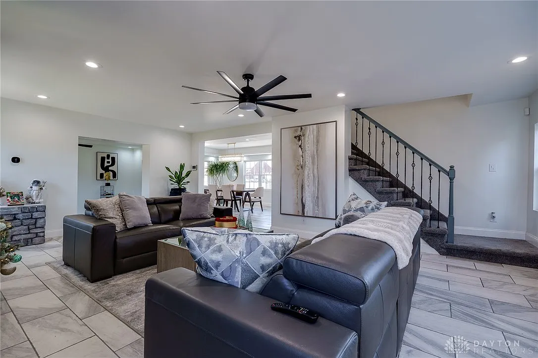 Living room interior photo of 1426 Catalpa Drive in University Row, Dayton Ohio