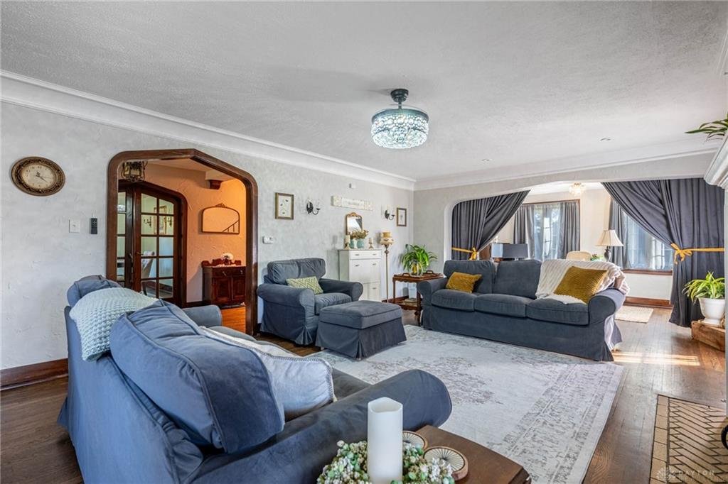 1727 Harvard Boulevard living room