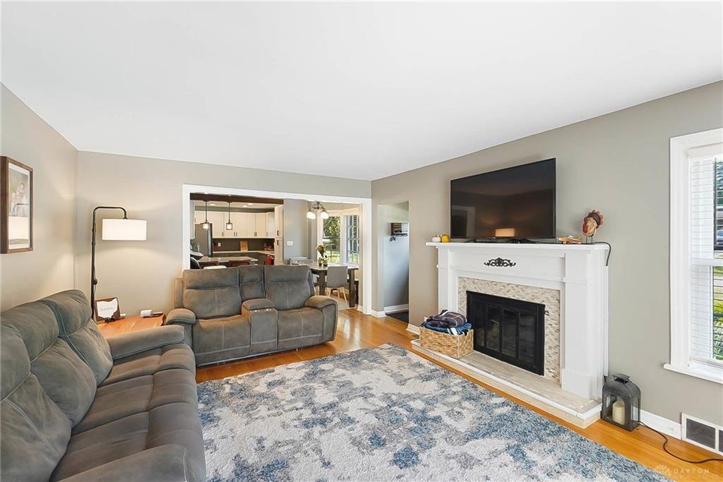 3325 Ridgeway Living Room