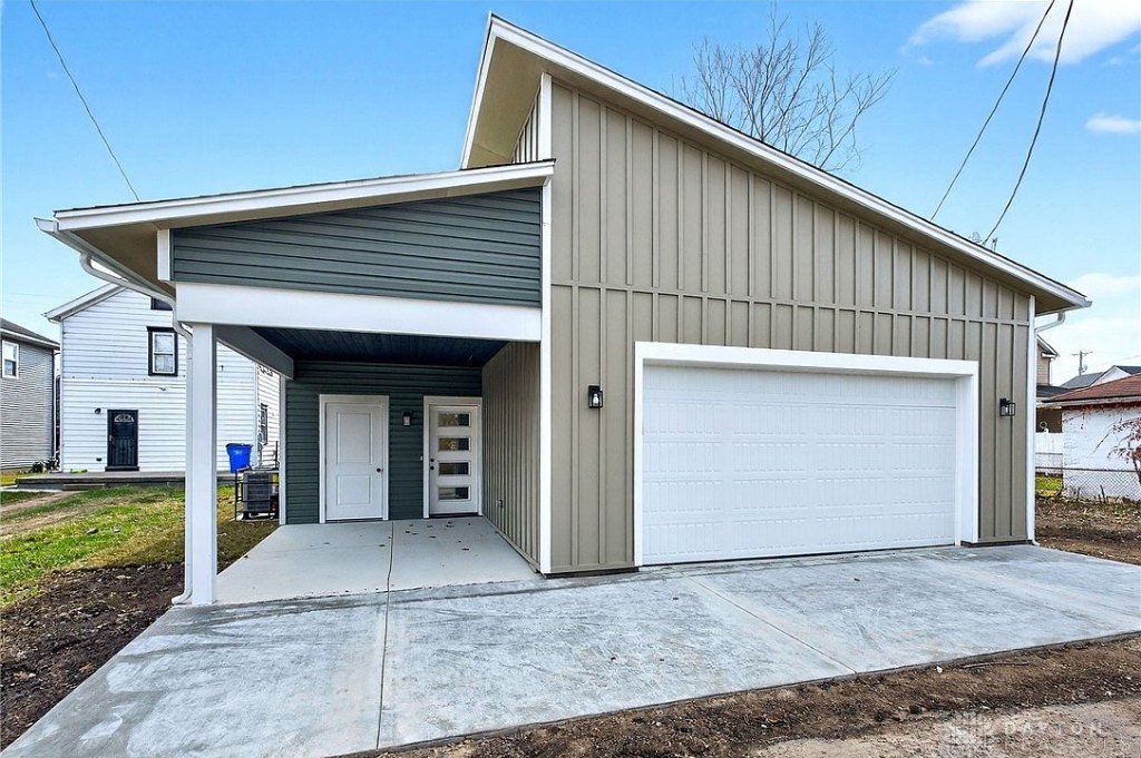 1131 W. Second Street detached garage and accessory dwelling unit entrance